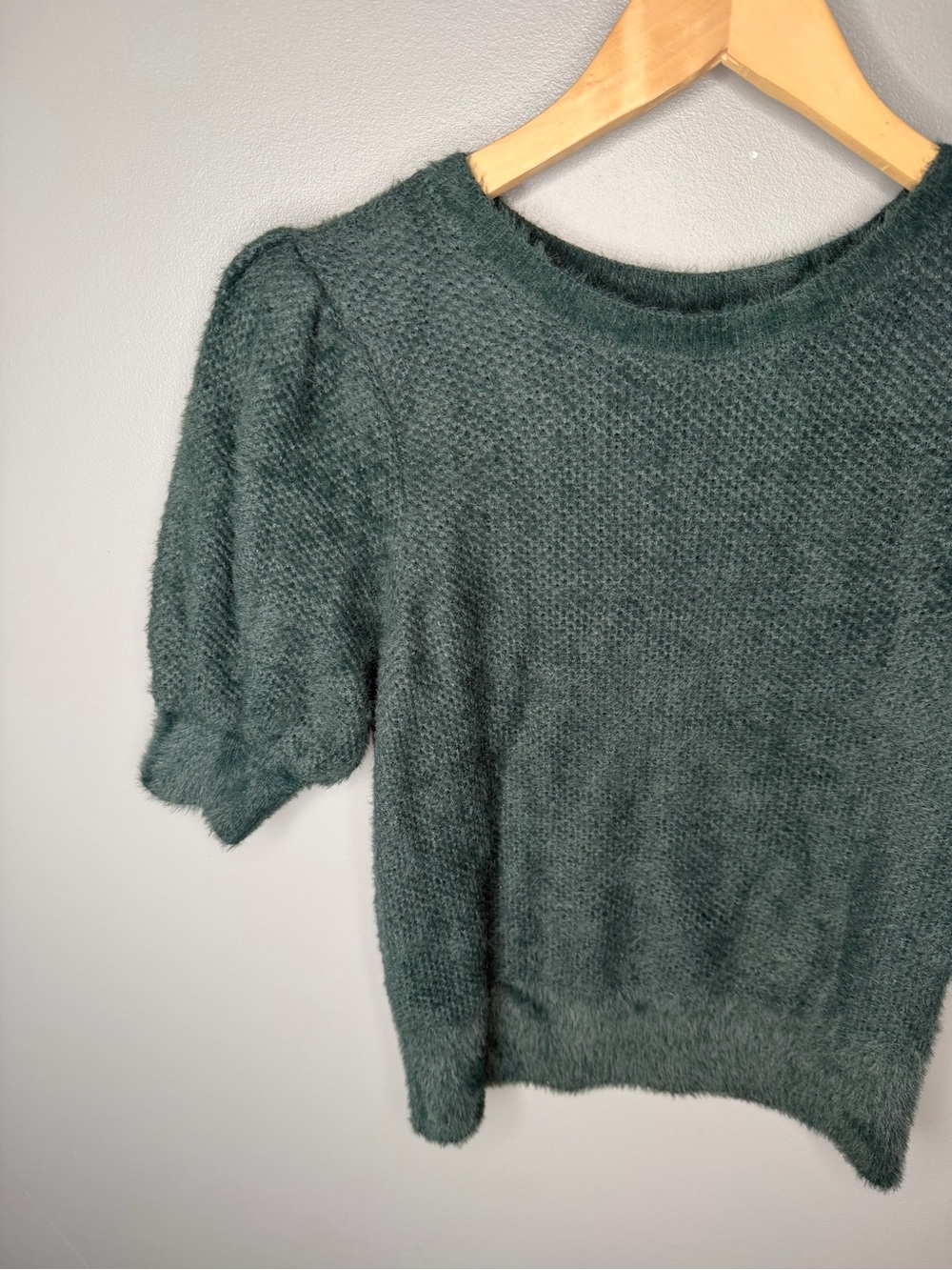 Abercrombie & Fitch Soft A&F Eyelash Soft Knit Puff Sleeve Sweater Top - Picture 4 of 8